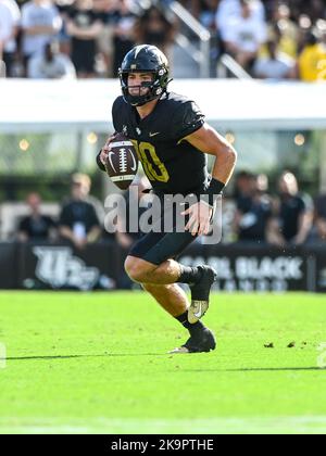 29 ottobre 2022 il quartback dei Cavalieri UCF John Rhys Plumlee (10) si rimescola con la palla durante la partita di football NCAA di metà 1st tra i Cincinnati Bearcats e i Cavalieri UCF allo stadio FBC Mortgage di Orlando, Florida. Romeo T Guzman/CSM Credit: CAL Sport Media/Alamy Live News Foto Stock