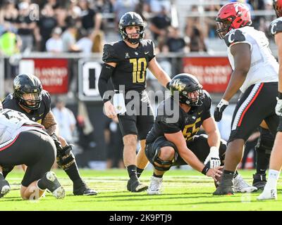 29 ottobre 2022 il quartback dei Cavalieri dell'UCF John Rhys Plumlee (10) durante la partita di football NCAA di 1st metà tra i Cincinnati Bearcats e i Cavalieri dell'UCF al FBC Mortgage Stadium di Orlando, Florida. Romeo T Guzman/CSM Credit: CAL Sport Media/Alamy Live News Foto Stock