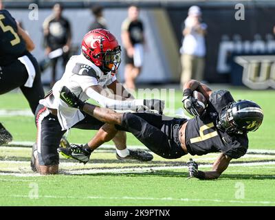 29 ottobre 2022 il ricevitore UCF Knights Wide Ryan o'Keefe (4) è affrontato dal linebacker Wilson Huber di Cincinnati Bearcats (2) durante la partita di football 1st Half NCAA tra i Cincinnati Bearcats e i Cavalieri UCF al FBC Mortgage Stadium di Orlando, Florida. Romeo T Guzman/CSM Credit: CAL Sport Media/Alamy Live News Foto Stock