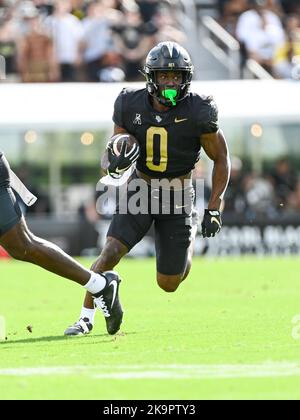 29 ottobre 2022 UCF Knights Running back Johnny Richardson (0) corre durante 1st partita di calcio a metà NCAA tra i Cincinnati Bearcats e i Cavalieri UCF allo stadio FBC Mortgage di Orlando, Florida. Romeo T Guzman/CSM Credit: CAL Sport Media/Alamy Live News Foto Stock