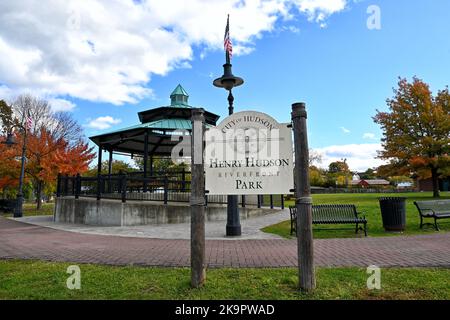 Cartello e gazebo all'Henry Hudson Riverfront Park a Hudson, New York. Foto Stock