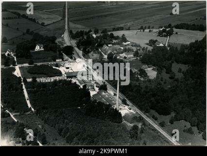 Foto aerea di AB Flygtrafik, stazione dals Långed costruita nel 1865 dalla stazione CHJ aperta come stazione di arresto con un cottage guardia di pista, che rimane ancora come residenza privata nel 1991. Una casa stazione è stata eretta nel 1904, ampliata nel 1916, e vi rimarrà anche nel 1991. La fine del traffico passeggeri termina il 1 giugno 1975. Case di stazione a un piano e mezzo a Tegel CHJ, Kristianstad - Hässleholms Railway Foto Stock