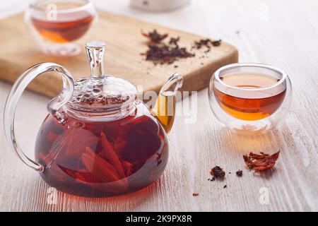 Vetro trasparente teiera di tè nero e le coppe di vetro Foto stock