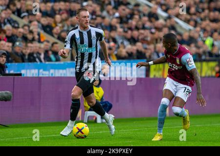 Newcastle upon Tyne, Regno Unito. 29th Ott 2022. St. James Park NEWCASTLE UPON TYNE, INGHILTERRA - 29 OTTOBRE: Ashley Young of Aston Villa sfida Sean Longstaff di Newcastle United durante la partita della Premier League tra Newcastle United e Aston Villa a St. James Park il 29 ottobre 2022 a Newcastle upon Tyne, Regno Unito. (Foto di Richard Callis/MB Media/SPP) (Richard Callis/SPP) Credit: SPP Sport Press Photo. /Alamy Live News Foto Stock