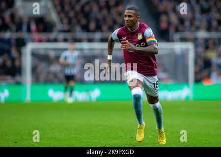 Newcastle upon Tyne, Regno Unito. 29th Ott 2022. St. James Park NEWCASTLE UPON TYNE, INGHILTERRA - 29 OTTOBRE: Ashley Young of Aston Villa durante la partita della Premier League tra Newcastle United e Aston Villa a St. James Park il 29 ottobre 2022 a Newcastle upon Tyne, Regno Unito. (Foto di Richard Callis/MB Media/SPP) (Richard Callis/SPP) Credit: SPP Sport Press Photo. /Alamy Live News Foto Stock