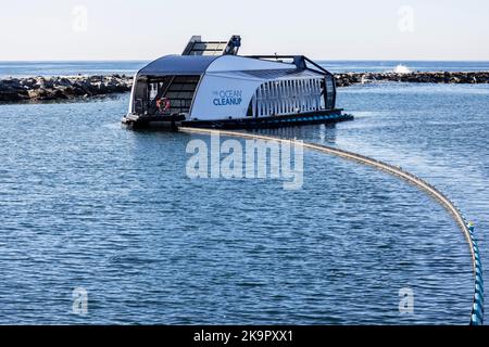 Los Angeles, Stati Uniti. 25th Ott 2022. Il Ballona Creek Trash Interceptor sviluppato dall'organizzazione benefica l'Ocean Cleanup è un dispositivo di raccolta dei rifiuti completamente automatizzato e alimentato a energia solare progettato per catturare plastica galleggiante, rifiuti e rifiuti prima che raggiungano l'oceano. 10/25/2022 Balloon Creek, Los Angeles, CA., USA (Photo by Ted Soqui/SIPA USA) Credit: Sipa USA/Alamy Live News Foto Stock