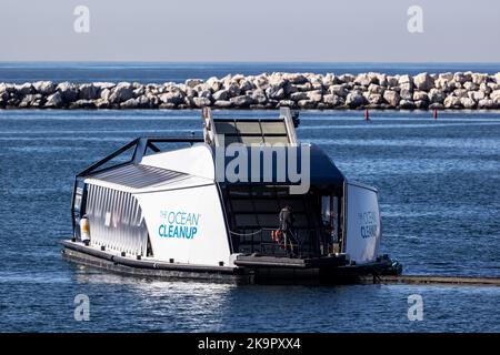 Los Angeles, Stati Uniti. 25th Ott 2022. Il Ballona Creek Trash Interceptor sviluppato dall'organizzazione benefica l'Ocean Cleanup è un dispositivo di raccolta dei rifiuti completamente automatizzato e alimentato a energia solare progettato per catturare plastica galleggiante, rifiuti e rifiuti prima che raggiungano l'oceano. 10/25/2022 Balloon Creek, Los Angeles, CA., USA (Photo by Ted Soqui/SIPA USA) Credit: Sipa USA/Alamy Live News Foto Stock