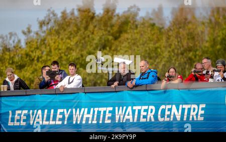 Londra, Regno Unito. 29th Ott 2022. Spettatori che guardano il Canoe Slalom British Open al Lee Valley White Water Centre, Londra, Regno Unito, il 29 ottobre 2022. Foto di Phil Hutchinson. Solo per uso editoriale, licenza richiesta per uso commerciale. Non è utilizzabile nelle scommesse, nei giochi o nelle pubblicazioni di un singolo club/campionato/giocatore. Credit: UK Sports Pics Ltd/Alamy Live News Foto Stock