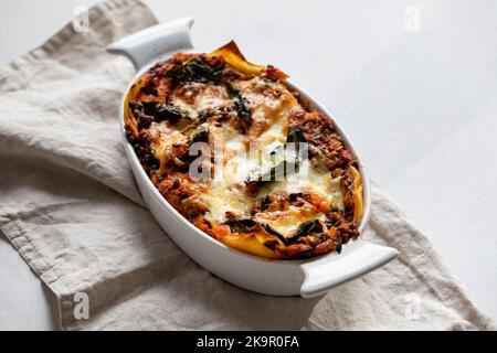 Lasagne vegetariane con lenticchie di puy e zucca alle butternut Foto Stock