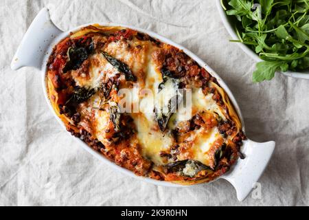 Lasagne vegetariane con lenticchie di puy e zucca alle butternut Foto Stock