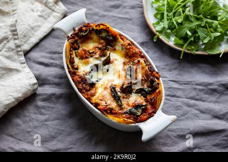 Lasagne vegetariane con lenticchie di puy e zucca alle butternut Foto Stock