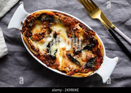 Lasagne vegetariane con lenticchie di puy e zucca alle butternut Foto Stock