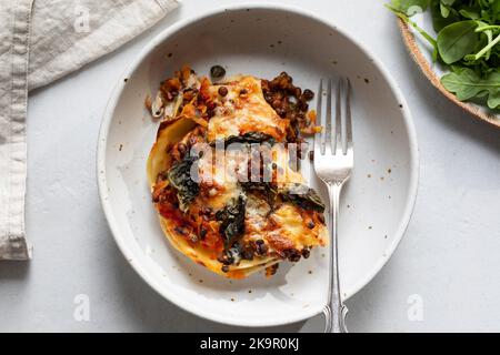 Lasagne vegetariane con lenticchie di puy e zucca alle butternut Foto Stock