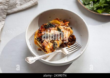 Lasagne vegetariane con lenticchie di puy e zucca alle butternut Foto Stock