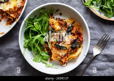 Lasagne vegetariane con lenticchie di puy e zucca alle butternut Foto Stock