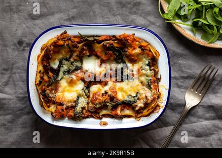 Lasagne vegetariane con lenticchie di puy e zucca alle butternut Foto Stock