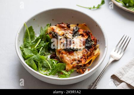 Lasagne vegetariane con lenticchie di puy e zucca alle butternut Foto Stock