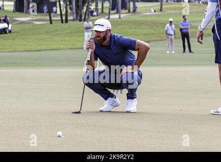 Miami, Stati Uniti. 29th Ott 2022. Dustin Johnson si allinea a Put al LIV Golf Team Championship al Trump National Doral di Miami, Florida, sabato 29 ottobre 2022. Photo by Thom Baur/UPI Credit: UPI/Alamy Live News Foto Stock