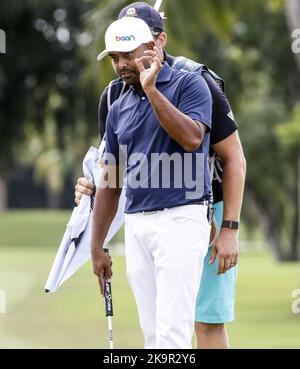 Miami, Stati Uniti. 29th Ott 2022. Anirban Lahiri dell'India mostra quanto ha perso il suo putt by al LIV Golf Team Championship al Trump National Doral Miami di Miami, Florida, sabato 29 ottobre 2022. Photo by Thom Baur/UPI Credit: UPI/Alamy Live News Foto Stock