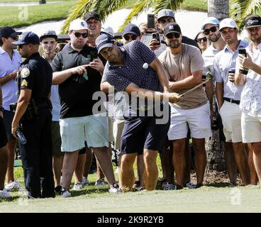 Miami, Stati Uniti. 29th Ott 2022. Peter Uihlein ha realizzato un chip shot al LIV Golf Team Championship al Trump National Doral di Miami, Florida, sabato 29 ottobre 2022. Photo by Thom Baur/UPI Credit: UPI/Alamy Live News Foto Stock