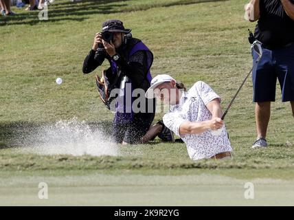 Miami, Stati Uniti. 29th Ott 2022. Cameron Smith esce dalla trappola della sabbia al LIV Golf Team Championship al Trump National Doral di Miami, Florida, sabato 29 ottobre 2022. Photo by Thom Baur/UPI Credit: UPI/Alamy Live News Foto Stock