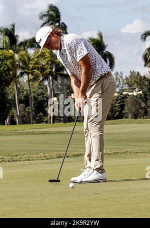 Miami, Stati Uniti. 29th Ott 2022. Cameron Smith prende un putt al LIV Golf Team Championship al Trump National Doral Miami di Miami, Florida, sabato 29 ottobre 2022. Photo by Thom Baur/UPI Credit: UPI/Alamy Live News Foto Stock