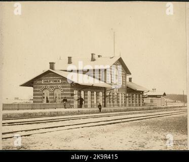 Vista a Charlottenberg. La stazione è stata aperta nel 1865. Eldrift est 1937, ovest verso la Norvegia nel 1951. La stazione è stata modernizzata e dotata di una linea di riscaldamento nel 1931. La locomotiva è stata ampliata nel 1879 e nel 1928 e nel 1937 sono state ritirate le condotte di calore. Una casa di notte, 9a, è stata costruita nel 1883. Nell'edificio si trovano anche i locali doganali. La casa di notte No. 8 è stato anche dotato di conduzione di calore in 1931.meccanica carenza di ingranaggi. Aperto 4/11 1865. Fermata 1/10 1994, ma rimane come stazione tecnica del traffico. Foto Stock