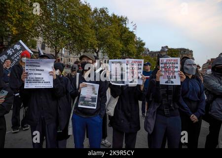 Londra, Regno Unito. 29th Ott 2022. I manifestanti hanno visto in mano cartelli che esprimevano la loro opinione durante la manifestazione. I manifestanti del Partito comunista anti-cinese, tra cui gli hongkongers, gli Ugyhurs, i tibetani e gli studenti cinesi delle comunità britanniche, si sono riuniti a Trafalgar Square per protestare contro il regime totalitaristico del governo cinese secondo le regole di Xi Jinping. (Foto di Hesther ng/SOPA Images/Sipa USA) Credit: Sipa USA/Alamy Live News Foto Stock