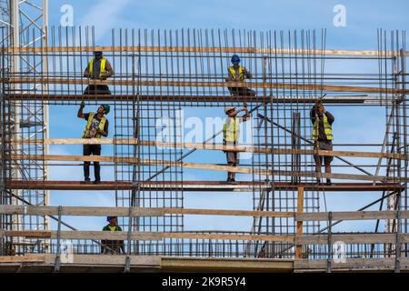 Budapest, Ungheria - 2 settembre 2022: Lavoratori di ponteggi in ferro in cantiere Foto Stock