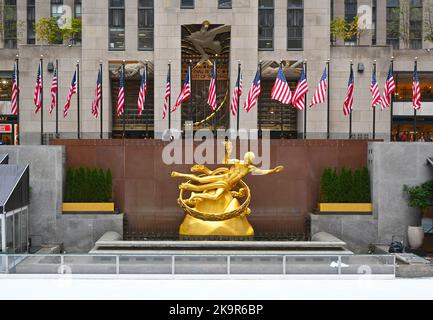 NEW YORK - 24 ottobre 2022: Statua di Prometheus all'estremità occidentale della piazza sommersa, che ospita la pista di pattinaggio su ghiaccio, nel Rockefeller Center. Foto Stock