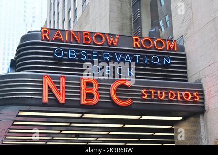 NEW YORK - 24 OTT 2022: NBC Studios Marquee con Rainbow Room e Observation Deck anche in luci al neon Foto Stock