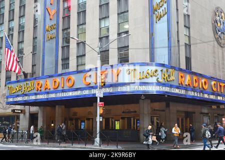 NEW YORK - 24 OTT 2022: Radio City Music Hall è un luogo di intrattenimento e teatro al 1260 Avenue of the Americas, all'interno del Rockefeller Center, nel Foto Stock