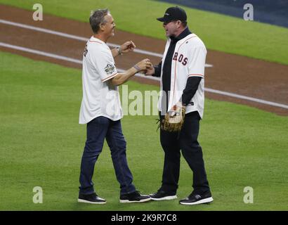 Houston, Stati Uniti. 29th Ott 2022. Gli ex Houston Astros Craig Biggio (L) e Jeff Bagwell parlano dopo aver gettato la palla di apertura prima dell'inizio del gioco due della World Series 2022 contro i Philadelphia Phillies al Minute Maid Park di Houston sabato 29 ottobre 2022. Foto di John Angelillo/UPI. Credit: UPI/Alamy Live News Foto Stock