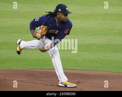 Houston, Stati Uniti. 29th Ott 2022. Il lanciatore di partenza di Houston Astros Framber Valdez lancia il primo in prima battuta contro i Philadelphia Phillies nel gioco due della World Series 2022 al Minute Maid Park di Houston sabato 29 ottobre 2022. Foto di John Angelillo/UPI. Credit: UPI/Alamy Live News Foto Stock