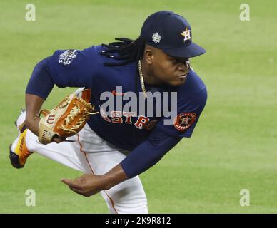 Houston, Stati Uniti. 29th Ott 2022. Il lanciatore di partenza di Houston Astros Framber Valdez lancia il primo in prima battuta contro i Philadelphia Phillies nel gioco due della World Series 2022 al Minute Maid Park di Houston sabato 29 ottobre 2022. Foto di John Angelillo/UPI. Credit: UPI/Alamy Live News Foto Stock