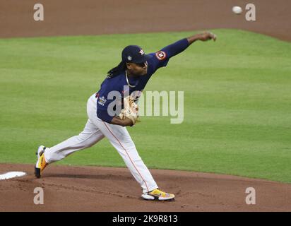 Houston, Stati Uniti. 29th Ott 2022. Il lanciatore di partenza di Houston Astros Framber Valdez lancia il primo in prima battuta contro i Philadelphia Phillies nel gioco due della World Series 2022 al Minute Maid Park di Houston sabato 29 ottobre 2022. Foto di John Angelillo/UPI. Credit: UPI/Alamy Live News Foto Stock