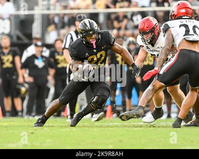 29 ottobre 2022 UCF Knights Rrunning back RJ Harvey (22) corre con la palla durante 2nd metà partita di calcio NCAA tra i Cincinnati Bearcats e i Cavalieri UCF. UCF ha sconfitto Cincinnati 25-21 al FBC Mortgage Stadium di Orlando, Florida. Romeo T Guzman/CSM Credit: CAL Sport Media/Alamy Live News Foto Stock