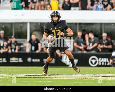 29 ottobre 2022 il quartback dei Cavalieri di UCF Mikey Keene (13) cerca un ricevitore durante la partita di football NCAA della metà del 2nd tra i Cincinnati Bearcats e i Cavalieri di UCF. UCF ha sconfitto Cincinnati 25-21 al FBC Mortgage Stadium di Orlando, Florida. Romeo T Guzman/CSM Credit: CAL Sport Media/Alamy Live News Foto Stock