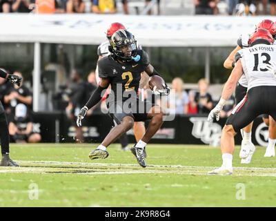 29 ottobre 2022 UCF Knights Wide Receiver Kobe Hudson (2) corre dopo la cattura durante la metà di 2nd partita di calcio NCAA tra i Cincinnati Bearcats e i Cavalieri UCF. UCF ha sconfitto Cincinnati 25-21 al FBC Mortgage Stadium di Orlando, Florida. Romeo T Guzman/CSM Credit: CAL Sport Media/Alamy Live News Foto Stock