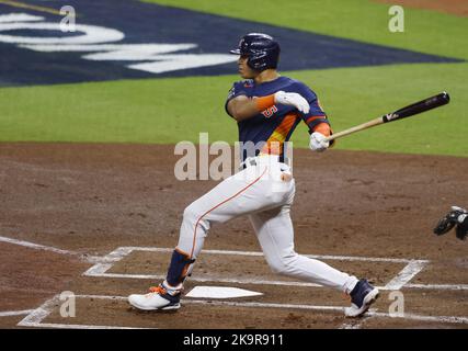 Houston, Stati Uniti. 29th Ott 2022. Houston Astros Jeremy pena colpisce un doppio rbi nel primo inning contro i Philadelphia Phillies nel gioco due della World Series 2022 al Minute Maid Park di Houston Sabato, 29 ottobre 2022. Foto di John Angelillo/UPI. Credit: UPI/Alamy Live News Foto Stock