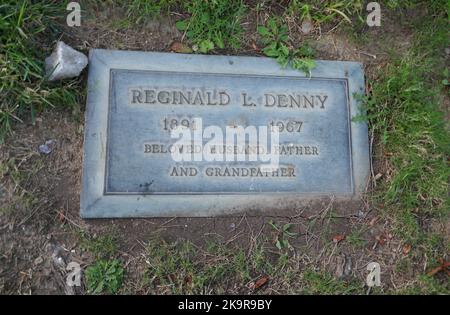 Los Angeles, California, USA 28th ottobre 2022 attore Reginald Denny's grave al Forest Lawn Memorial Park Hollywood Hills il 28 ottobre 2022 a Los Angeles, California, USA. Foto di Barry King/Alamy Stock Photo Foto Stock