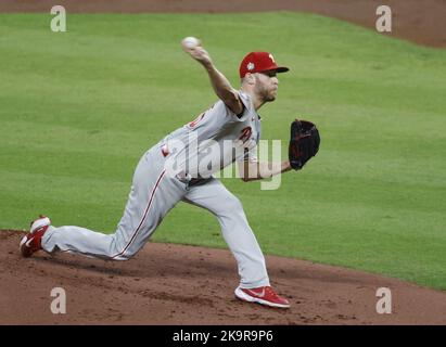 Houston, Stati Uniti. 29th Ott 2022. Philadelphia Phillies il lanciatore Zack Wheeler si lancia nel primo inning contro gli Houston Astros nel gioco due della World Series 2022 al Minute Maid Park di Houston Sabato, 29 ottobre 2022. Foto di John Angelillo/UPI. Credit: UPI/Alamy Live News Foto Stock