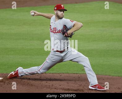 Houston, Stati Uniti. 29th Ott 2022. Philadelphia Phillies il lanciatore Zack Wheeler si lancia nel primo inning contro gli Houston Astros nel gioco due della World Series 2022 al Minute Maid Park di Houston Sabato, 29 ottobre 2022. Foto di John Angelillo/UPI. Credit: UPI/Alamy Live News Foto Stock