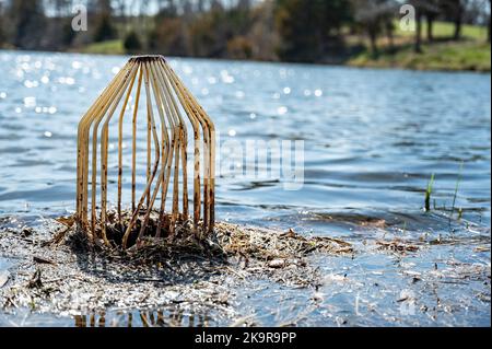 coperchio del canale di fuoriuscita dello stagno in gabbia con accumulo Foto Stock