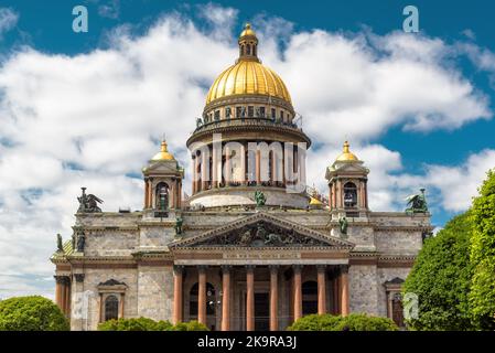 Cattedrale di San Isacco o Isaakievskiy Sobor a San Pietroburgo, Russia. Vista frontale della famosa chiesa russa, punto di riferimento di San Pietroburgo e Sky in s Foto Stock