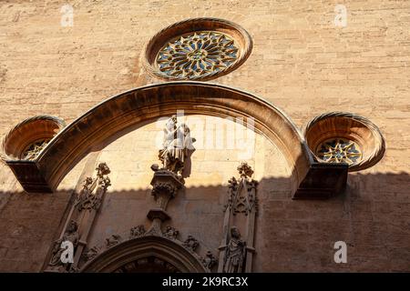 Portale della Chiesa con rosoni . Sculture all'ingresso della cattedrale. Catedral de Mallorca Foto Stock