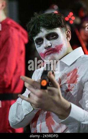 Broad Street, Birmingham, 29 ottobre 2022. Halloween Revellers si recò a Broad Street a Birmingham il sabato sera in un abito epico. I rivelatori hanno colpito Broad Street di Birmingham in abiti eleganti il sabato sera mentre i nightclub e i pub hanno organizzato eventi a tema. Fig. By: Stop Press Media / Alamy Live News Foto Stock