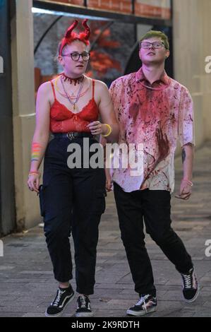 Broad Street, Birmingham, 29 ottobre 2022. Halloween Revellers si recò a Broad Street a Birmingham il sabato sera in un abito epico. I rivelatori hanno colpito Broad Street di Birmingham in abiti eleganti il sabato sera mentre i nightclub e i pub hanno organizzato eventi a tema. Fig. By: Stop Press Media / Alamy Live News Foto Stock