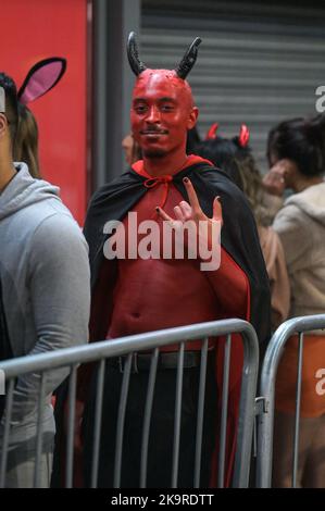 Broad Street, Birmingham, 29 ottobre 2022. Halloween Revellers si recò a Broad Street a Birmingham il sabato sera in un abito epico. I rivelatori hanno colpito Broad Street di Birmingham in abiti eleganti il sabato sera mentre i nightclub e i pub hanno organizzato eventi a tema. Fig. By: Stop Press Media / Alamy Live News Foto Stock