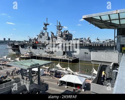 L''Intrepid Sea, Air & Space Museum della USS è un museo americano di storia militare e marittima a New York con una collezione di navi da museo. Foto Stock